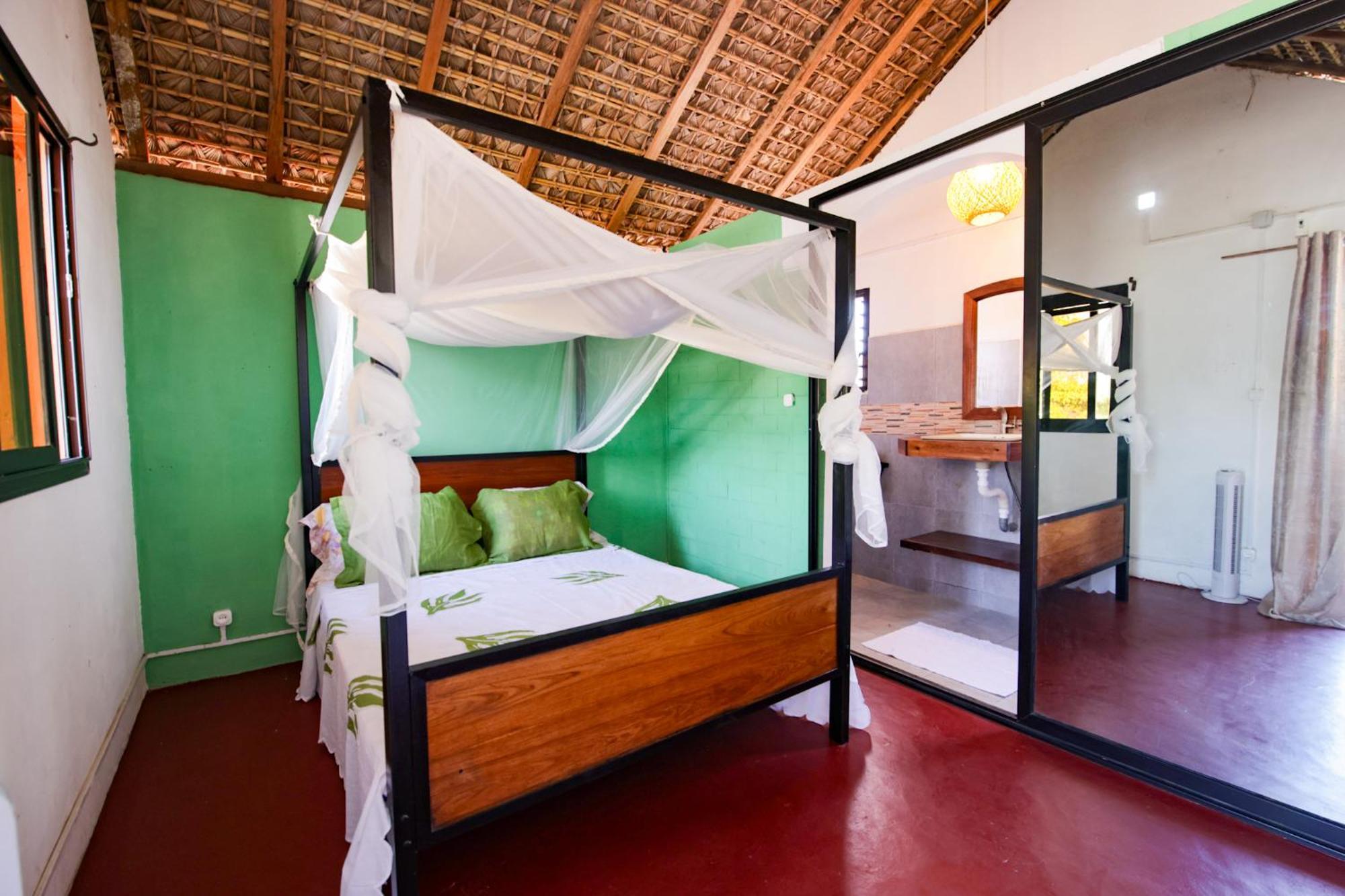 Le Jardin Des Delices Hotell Mahajanga Exteriör bild