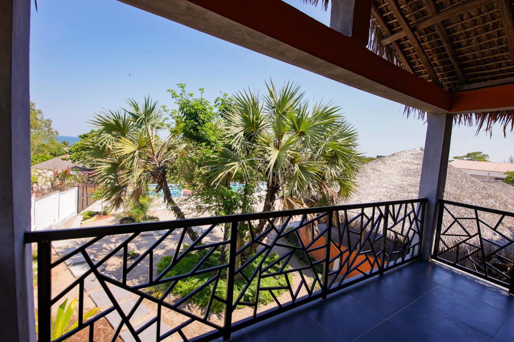 Le Jardin Des Delices Hotell Mahajanga Exteriör bild