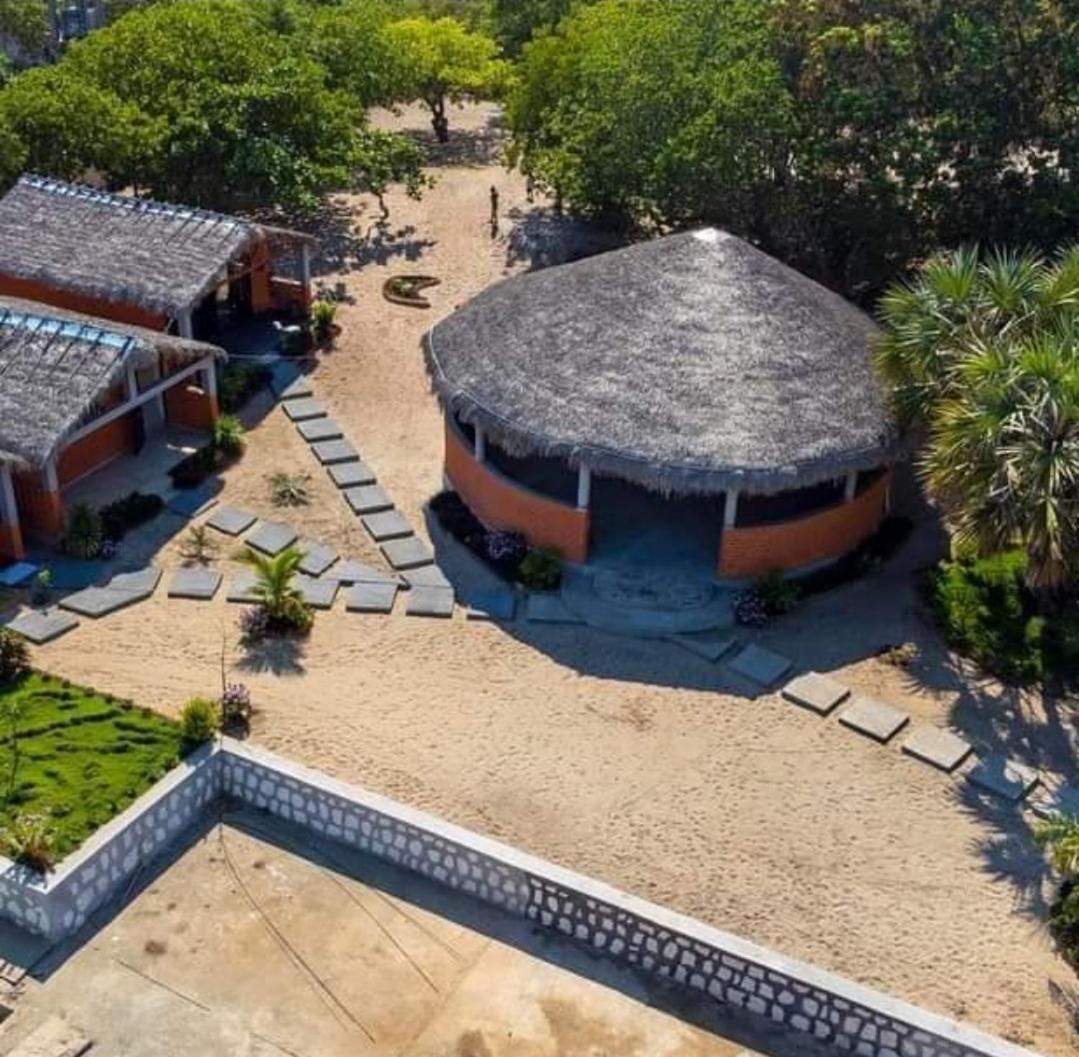 Le Jardin Des Delices Hotell Mahajanga Exteriör bild